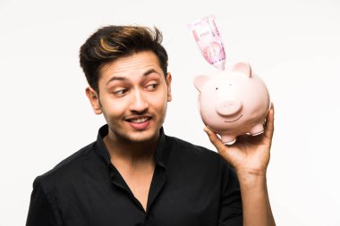Kumbaralı Hintli yakışıklı genç adam ya da para kutusu farklı ifadelerle poz veren, beyaz arka planda tek başına duran