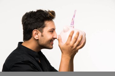 Kumbaralı Hintli yakışıklı genç adam ya da para kutusu farklı ifadelerle poz veren, beyaz arka planda tek başına duran