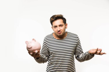 Kumbaralı Hintli yakışıklı genç adam ya da para kutusu farklı ifadelerle poz veren, beyaz arka planda tek başına duran