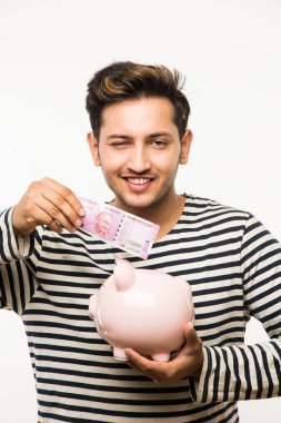 Kumbaralı Hintli yakışıklı genç adam ya da para kutusu farklı ifadelerle poz veren, beyaz arka planda tek başına duran