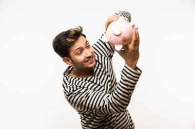 Kumbaralı Hintli yakışıklı genç adam ya da para kutusu farklı ifadelerle poz veren, beyaz arka planda tek başına duran