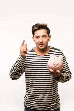 Kumbaralı Hintli yakışıklı genç adam ya da para kutusu farklı ifadelerle poz veren, beyaz arka planda tek başına duran