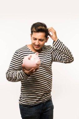 Kumbaralı Hintli yakışıklı genç adam ya da para kutusu farklı ifadelerle poz veren, beyaz arka planda tek başına duran