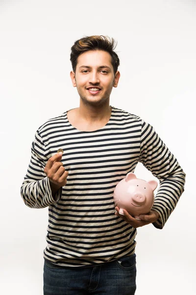 Kumbaralı Hintli yakışıklı genç adam ya da para kutusu farklı ifadelerle poz veren, beyaz arka planda tek başına duran