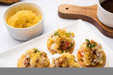 Papri ya da Papdi chaat Sev Batata Puri olarak da bilinir - popüler Hint yemekleri ya da sokak yemekleri, seçici odaklanma