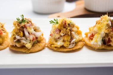 Papri ya da Papdi chaat Sev Batata Puri olarak da bilinir - popüler Hint yemekleri ya da sokak yemekleri, seçici odaklanma