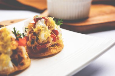 Papri ya da Papdi chaat Sev Batata Puri olarak da bilinir - popüler Hint yemekleri ya da sokak yemekleri, seçici odaklanma