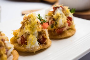 Papri ya da Papdi chaat Sev Batata Puri olarak da bilinir - popüler Hint yemekleri ya da sokak yemekleri, seçici odaklanma