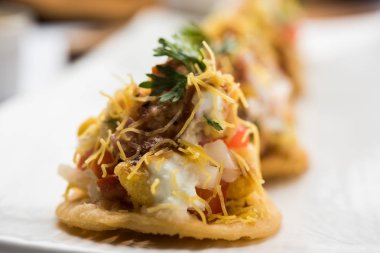 Papri ya da Papdi chaat Sev Batata Puri olarak da bilinir - popüler Hint yemekleri ya da sokak yemekleri, seçici odaklanma