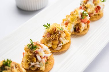 Papri ya da Papdi chaat Sev Batata Puri olarak da bilinir - popüler Hint yemekleri ya da sokak yemekleri, seçici odaklanma