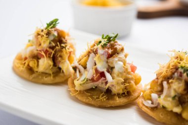 Papri ya da Papdi chaat Sev Batata Puri olarak da bilinir - popüler Hint yemekleri ya da sokak yemekleri, seçici odaklanma