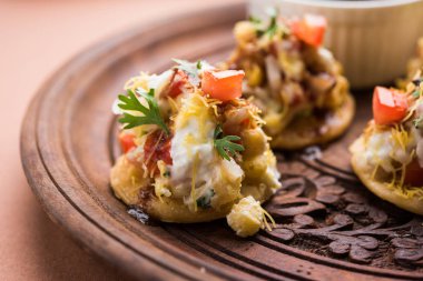 Papri ya da Papdi chaat Sev Batata Puri olarak da bilinir - popüler Hint yemekleri ya da sokak yemekleri, seçici odaklanma