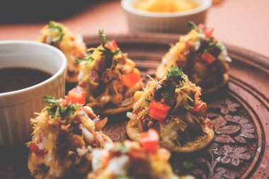 Papri ya da Papdi chaat Sev Batata Puri olarak da bilinir - popüler Hint yemekleri ya da sokak yemekleri, seçici odaklanma