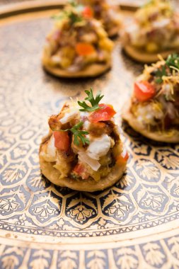 Papri ya da Papdi chaat Sev Batata Puri olarak da bilinir - popüler Hint yemekleri ya da sokak yemekleri, seçici odaklanma