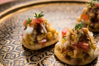 Papri ya da Papdi chaat Sev Batata Puri olarak da bilinir - popüler Hint yemekleri ya da sokak yemekleri, seçici odaklanma