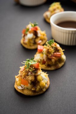 Papri ya da Papdi chaat Sev Batata Puri olarak da bilinir - popüler Hint yemekleri ya da sokak yemekleri, seçici odaklanma
