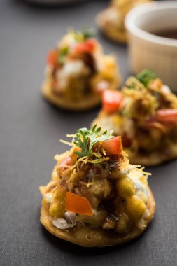 Papri ya da Papdi chaat Sev Batata Puri olarak da bilinir - popüler Hint yemekleri ya da sokak yemekleri, seçici odaklanma