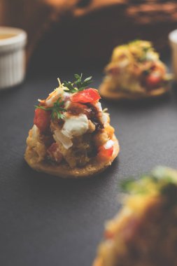 Papri ya da Papdi chaat Sev Batata Puri olarak da bilinir - popüler Hint yemekleri ya da sokak yemekleri, seçici odaklanma