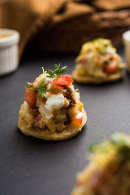 Papri ya da Papdi chaat Sev Batata Puri olarak da bilinir - popüler Hint yemekleri ya da sokak yemekleri, seçici odaklanma