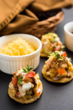 Papri ya da Papdi chaat Sev Batata Puri olarak da bilinir - popüler Hint yemekleri ya da sokak yemekleri, seçici odaklanma