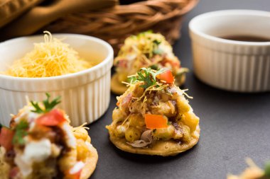 Papri ya da Papdi chaat Sev Batata Puri olarak da bilinir - popüler Hint yemekleri ya da sokak yemekleri, seçici odaklanma