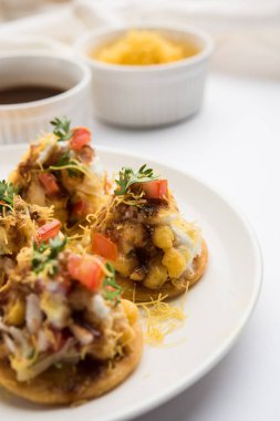 Papri ya da Papdi chaat Sev Batata Puri olarak da bilinir - popüler Hint yemekleri ya da sokak yemekleri, seçici odaklanma