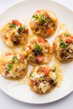 Papri ya da Papdi chaat Sev Batata Puri olarak da bilinir - popüler Hint yemekleri ya da sokak yemekleri, seçici odaklanma