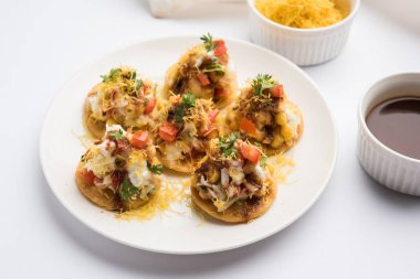 Papri ya da Papdi chaat Sev Batata Puri olarak da bilinir - popüler Hint yemekleri ya da sokak yemekleri, seçici odaklanma