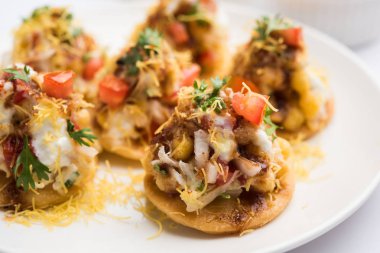 Papri ya da Papdi chaat Sev Batata Puri olarak da bilinir - popüler Hint yemekleri ya da sokak yemekleri, seçici odaklanma