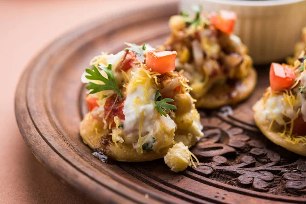 Papri ya da Papdi chaat Sev Batata Puri olarak da bilinir - popüler Hint yemekleri ya da sokak yemekleri, seçici odaklanma