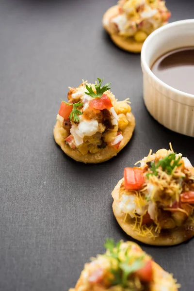 Papri ya da Papdi chaat Sev Batata Puri olarak da bilinir - popüler Hint yemekleri ya da sokak yemekleri, seçici odaklanma