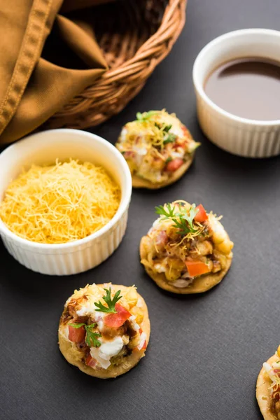 Papri ya da Papdi chaat Sev Batata Puri olarak da bilinir - popüler Hint yemekleri ya da sokak yemekleri, seçici odaklanma