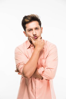Yakışıklı Hintli adam beyaz arka planda dururken kafası karışık ya da düşünüyor