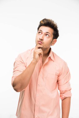 Yakışıklı Hintli adam beyaz arka planda dururken kafası karışık ya da düşünüyor