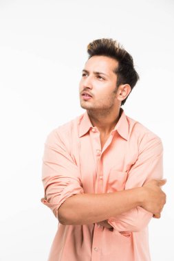 Yakışıklı Hintli adam beyaz arka planda dururken kafası karışık ya da düşünüyor