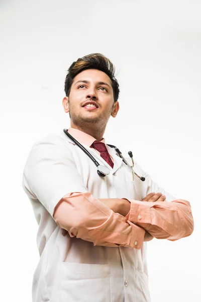 Confiant Indien Asiatique Jeune Homme Docteur Avec Stéthoscope Mains Pliées — Photo