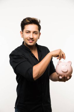Kumbaralı Hintli yakışıklı genç adam ya da farklı ifadeli para kutusu, beyaz arka planda tek başına duruyor.