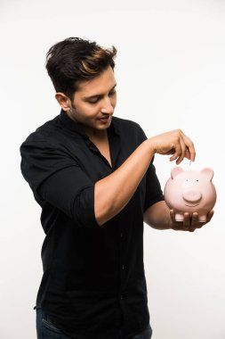 Kumbaralı Hintli yakışıklı genç adam ya da farklı ifadeli para kutusu, beyaz arka planda tek başına duruyor.