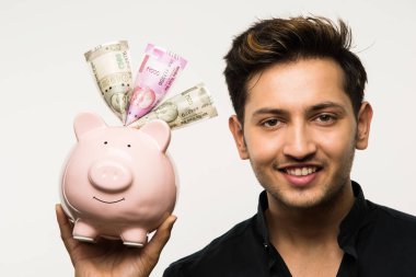 Kumbaralı Hintli yakışıklı genç adam ya da farklı ifadeli para kutusu, beyaz arka planda tek başına duruyor.