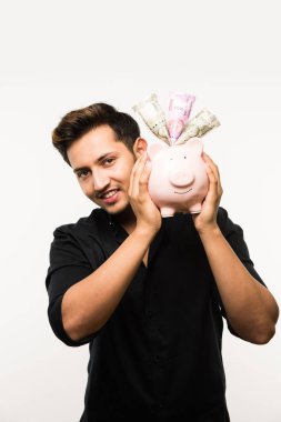 Kumbaralı Hintli yakışıklı genç adam ya da farklı ifadeli para kutusu, beyaz arka planda tek başına duruyor. 