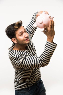 Kumbaralı Hintli yakışıklı genç adam ya da farklı ifadeli para kutusu, beyaz arka planda tek başına duruyor.