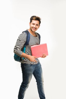 Yakışıklı ve genç Hintli erkek üniversite öğrencisi kolej kitaplar, dizüstü bilgisayar ya da akıllı telefon tutarak beyaz arka plan üzerinde çanta