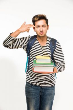 Yakışıklı ve genç Hintli erkek üniversite öğrencisi kolej kitaplar, dizüstü bilgisayar ya da akıllı telefon tutarak beyaz arka plan üzerinde çanta