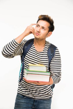 Yakışıklı ve genç Hintli erkek üniversite öğrencisi kolej kitaplar, dizüstü bilgisayar ya da akıllı telefon tutarak beyaz arka plan üzerinde çanta