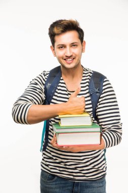 Yakışıklı ve genç Hintli erkek üniversite öğrencisi kolej kitaplar, dizüstü bilgisayar ya da akıllı telefon tutarak beyaz arka plan üzerinde çanta