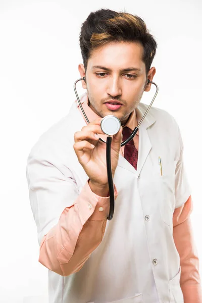 Retrato de um alegre indiano bonito médico masculino com um estetoscópio em torno de seu pescoço, isolado sobre fundo branco, foco seletivo — Fotografia de Stock