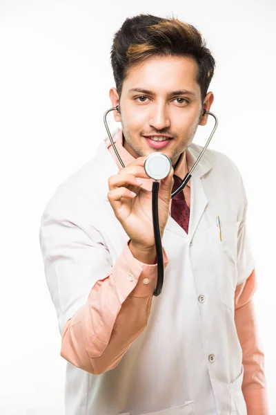 Portrait d'un beau médecin indien joyeux avec un stéthoscope autour du cou, isolé sur fond blanc, foyer sélectif — Photo