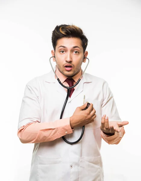 Retrato de un médico guapo indio alegre con un estetoscopio alrededor del cuello, aislado sobre fondo blanco, enfoque selectivo — Foto de Stock