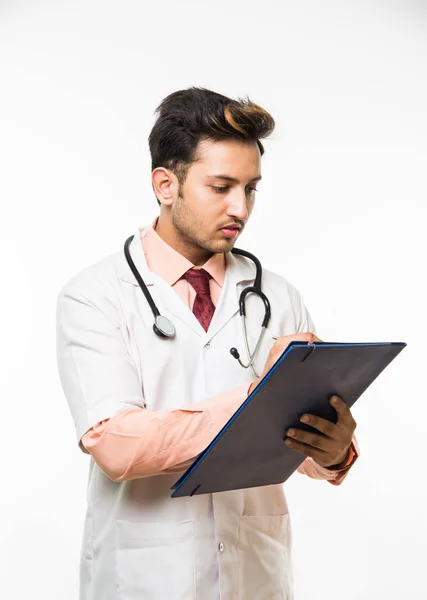 Bir neşeli Hint yakışıklı erkek doktor beyaz arka plan üzerinde seçici odak izole onun boynuna bir stetoskop ile portresi — Stok fotoğraf