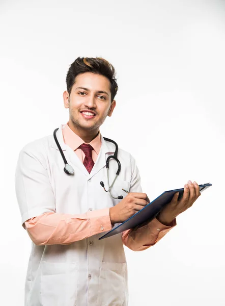 Portrait d'un beau médecin indien joyeux avec un stéthoscope autour du cou, isolé sur fond blanc, foyer sélectif — Photo